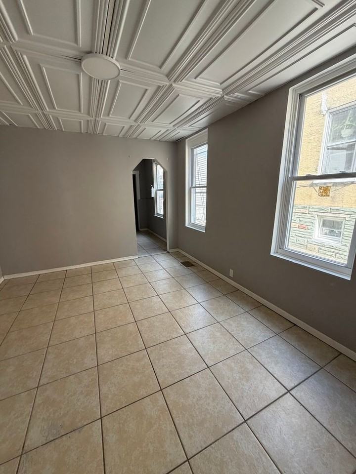 1141 Robeson St - Photo 4 of 13
