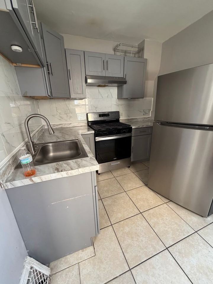1141 Robeson St - Photo 5 of 13