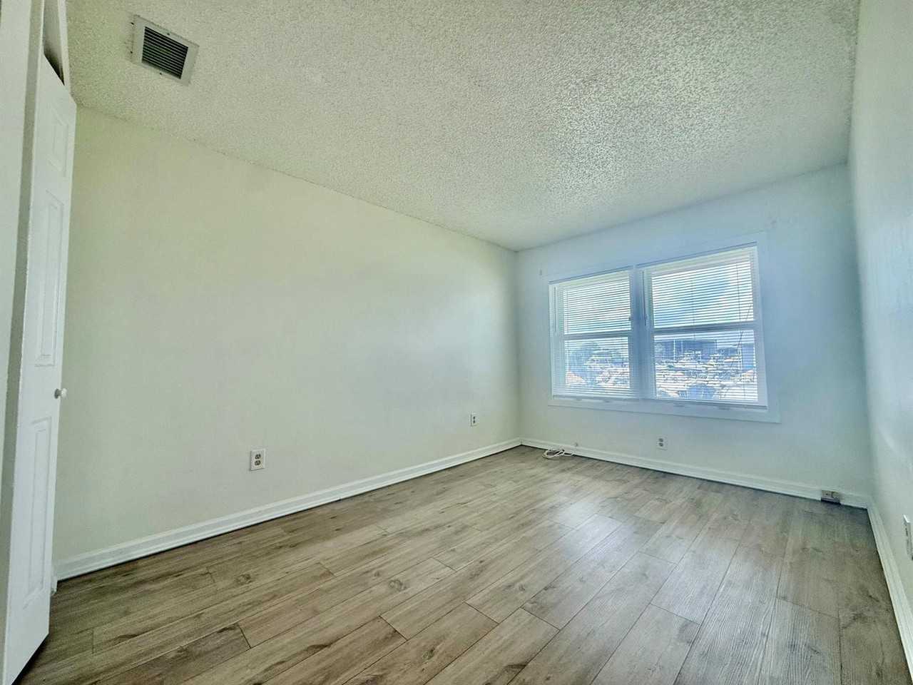 337 Gulfstream Rd - Photo 4 of 8
