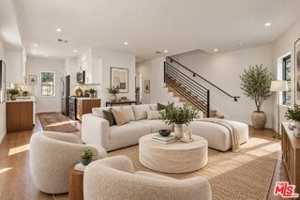featured image of 2117 N Beachwood Dr