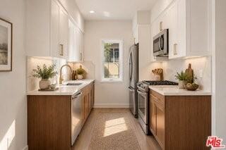 2117 N Beachwood Dr - Photo 5 of 8
