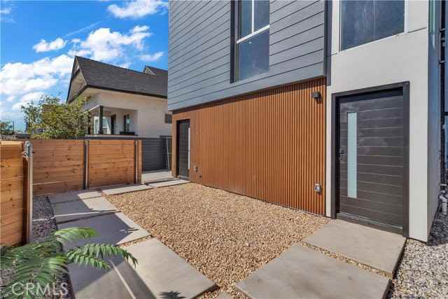 659 S Soto St - Photo 4 of 8