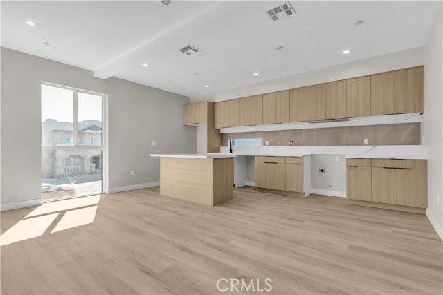 659 S Soto St - Photo 5 of 8