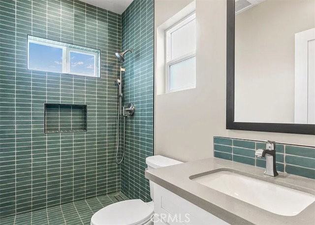 738 Center St #C - Photo 3 of 8