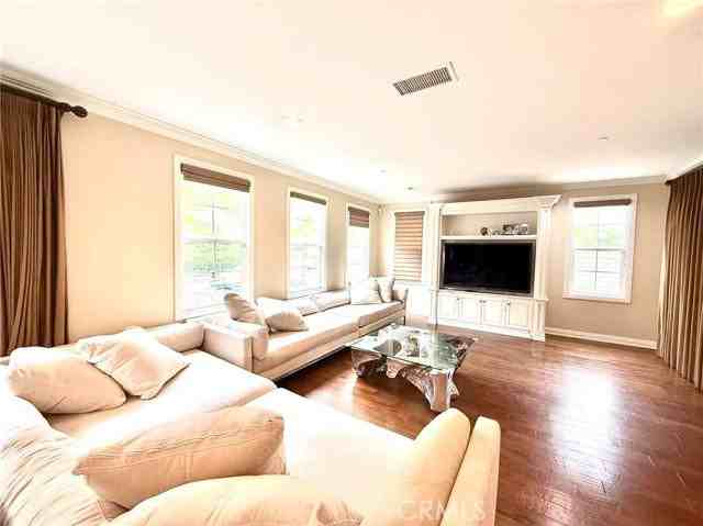 1009 Newhall Ter - Photo 2 of 8