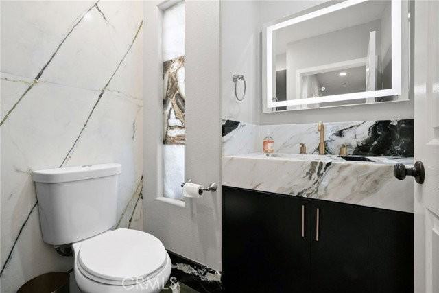 18328 Keswick St - Photo 3 of 8