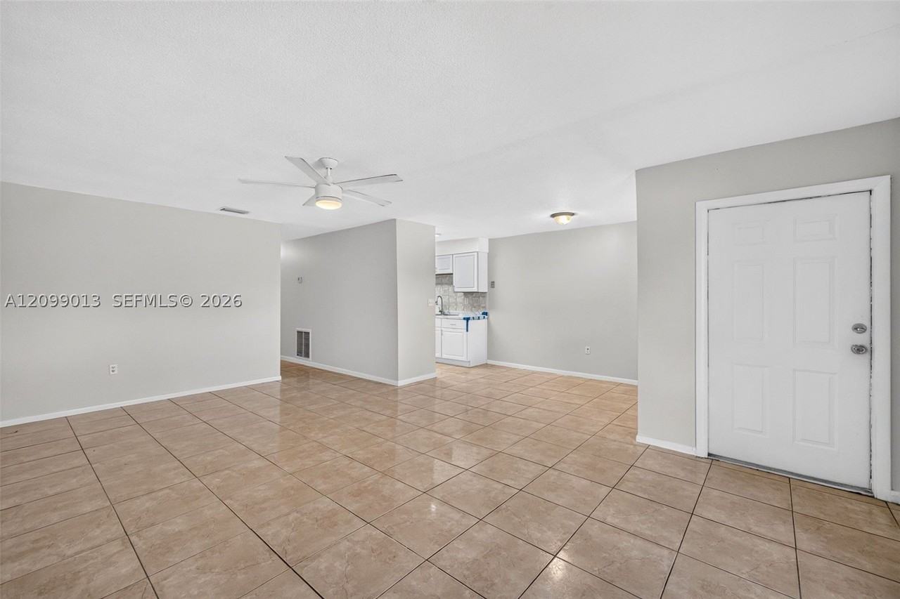 935 Sw 16th St #2 - Photo 3 of 28