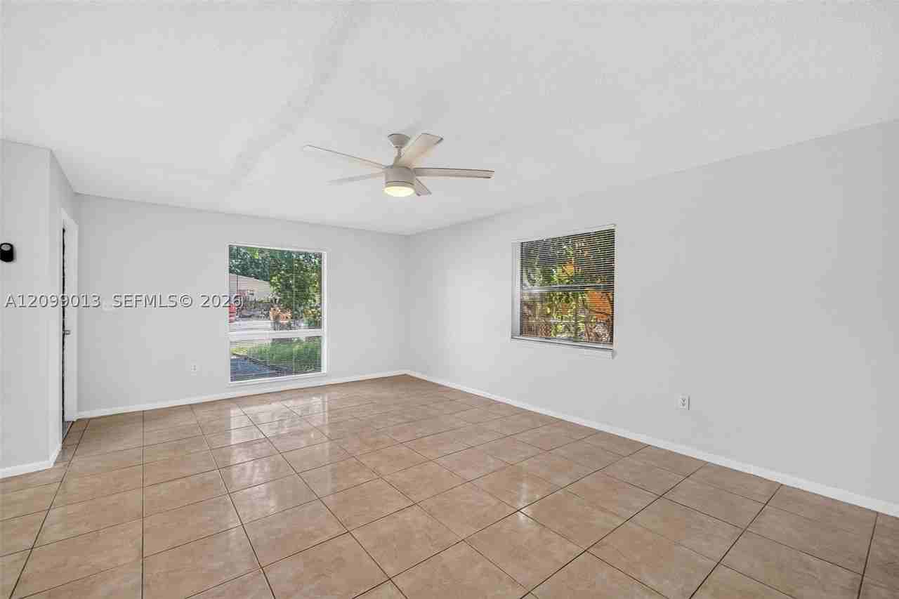 935 Sw 16th St #2 - Photo 4 of 28
