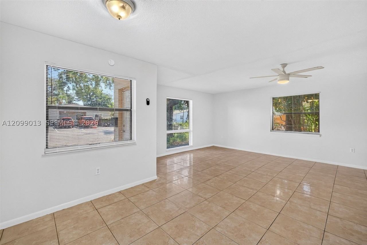 935 Sw 16th St #2 - Photo 5 of 28