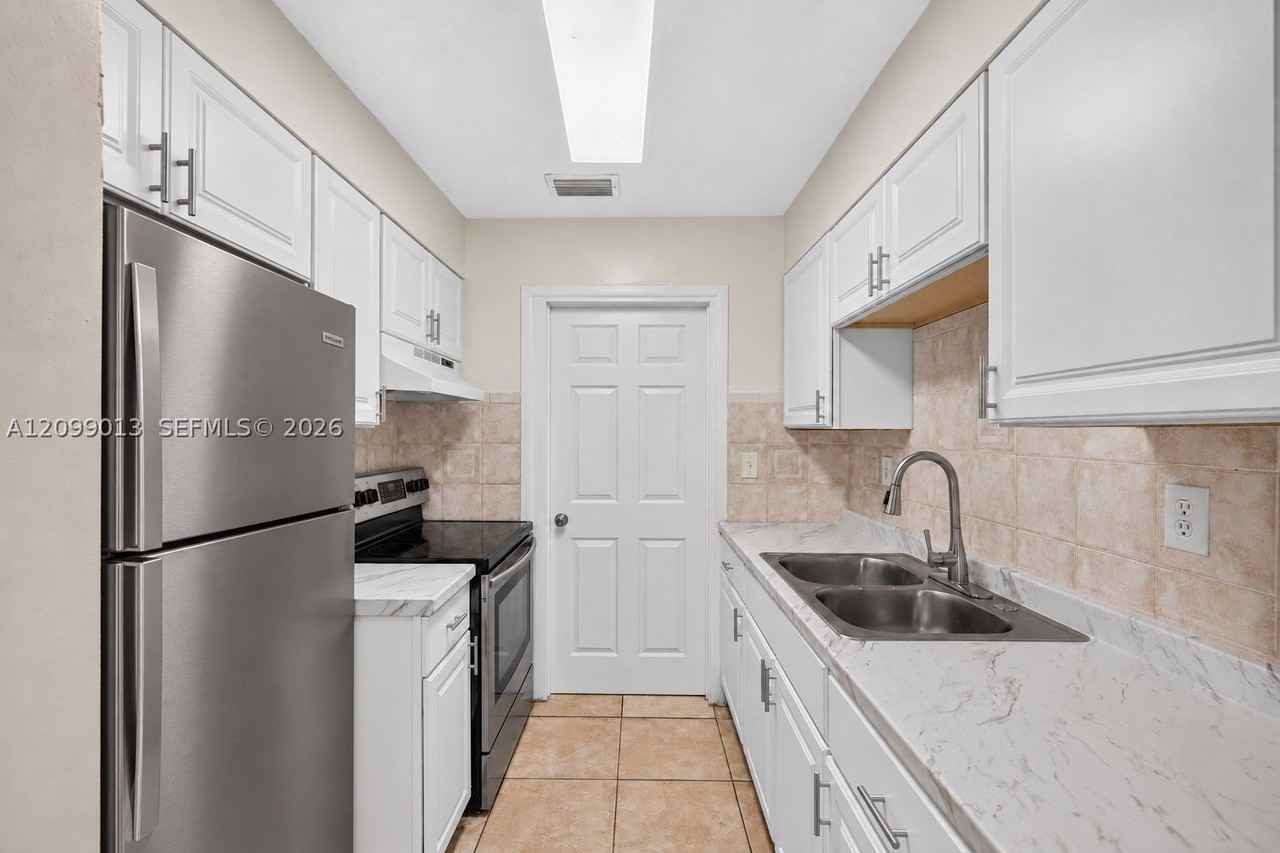935 Sw 16th St #2 - Photo 6 of 28