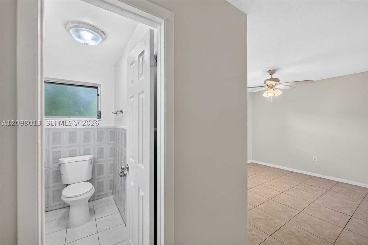 935 Sw 16th St #2 - Photo 7 of 28