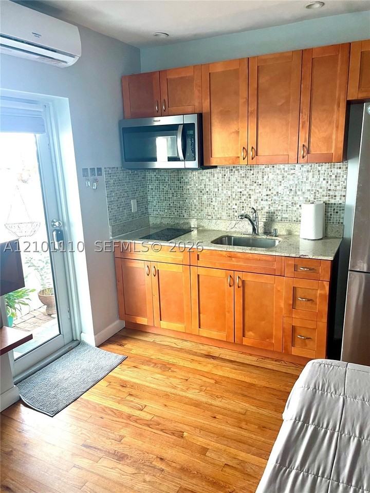4101 Nw 5th St #2 - Photo 6 of 28