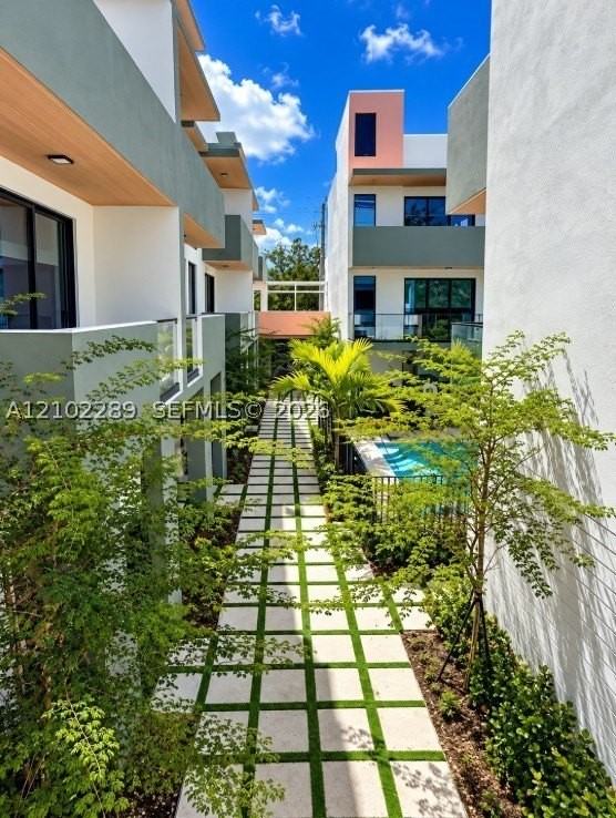 721 Sw 11th St #B - Photo 2 of 8