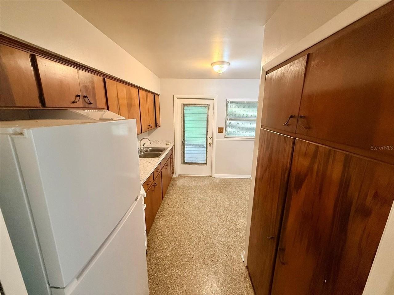 932 Ne 6th Ave - Photo 2 of 13