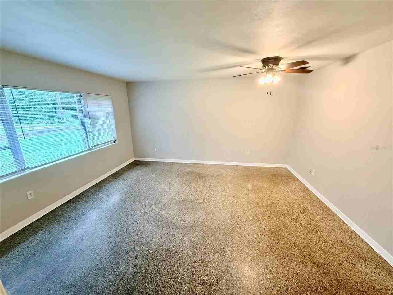 932 Ne 6th Ave - Photo 6 of 13