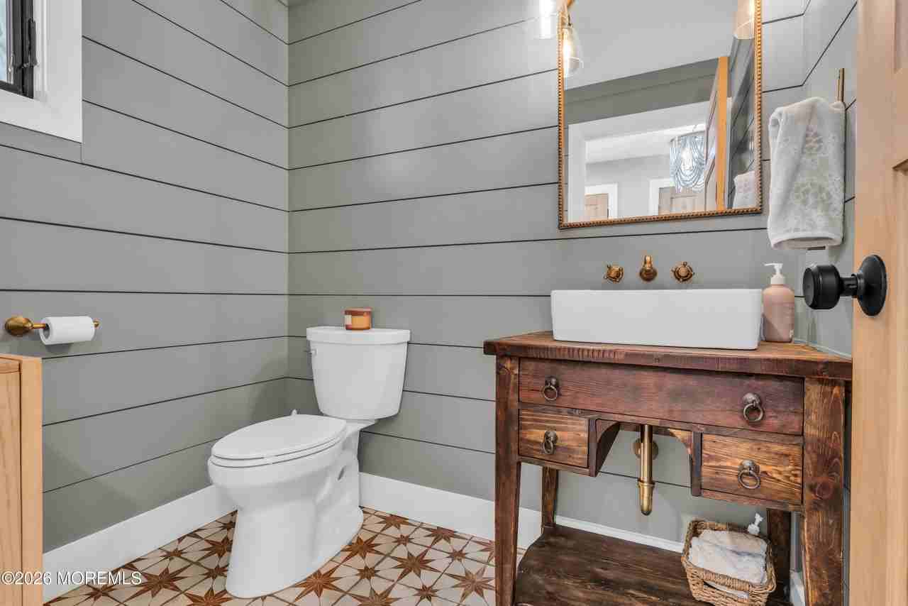 2411 Fairview Dr - Photo 4 of 36