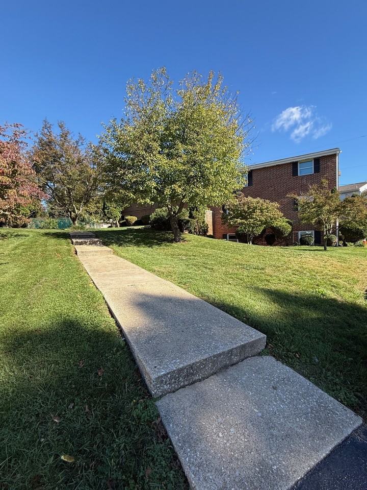 321 W Shady Ln Apt I #321I - Photo 2 of 4