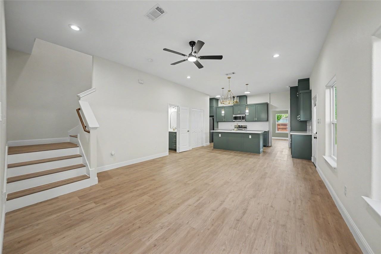 819 Stamps Ave - Photo 3 of 16