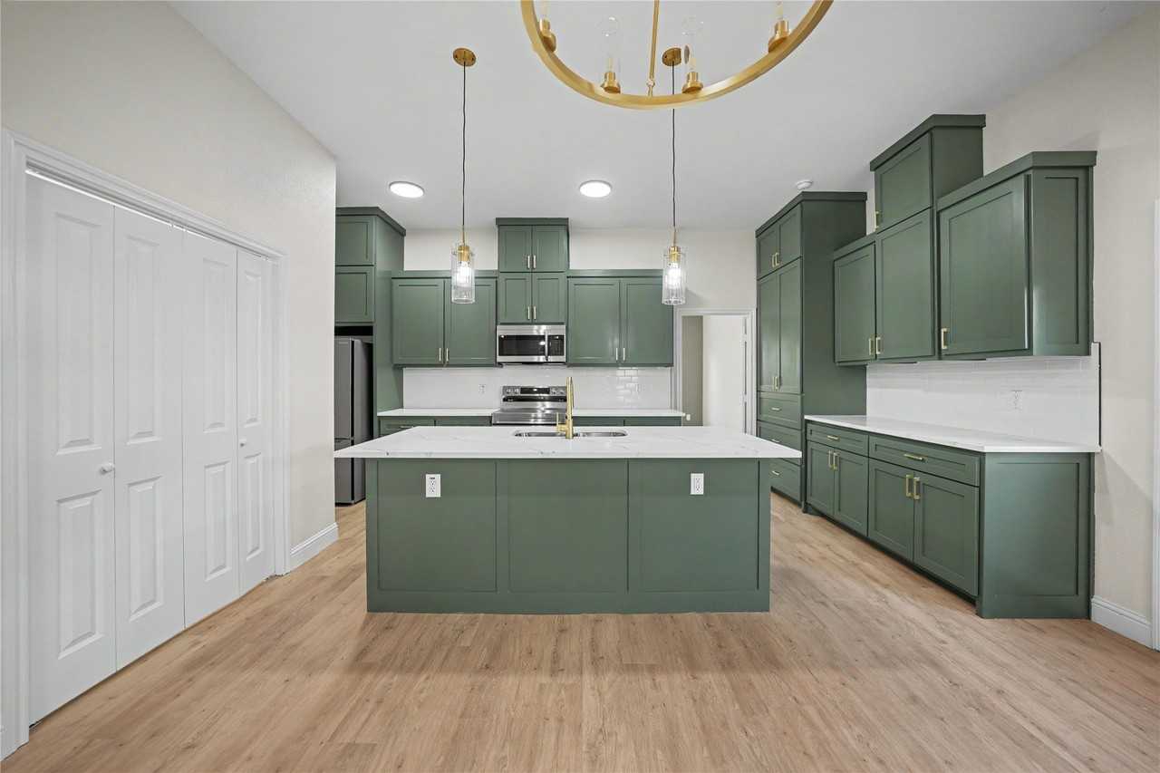 819 Stamps Ave - Photo 4 of 16