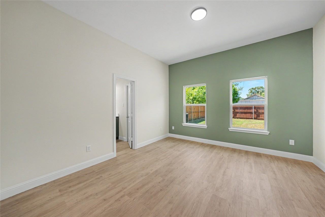 819 Stamps Ave - Photo 7 of 16