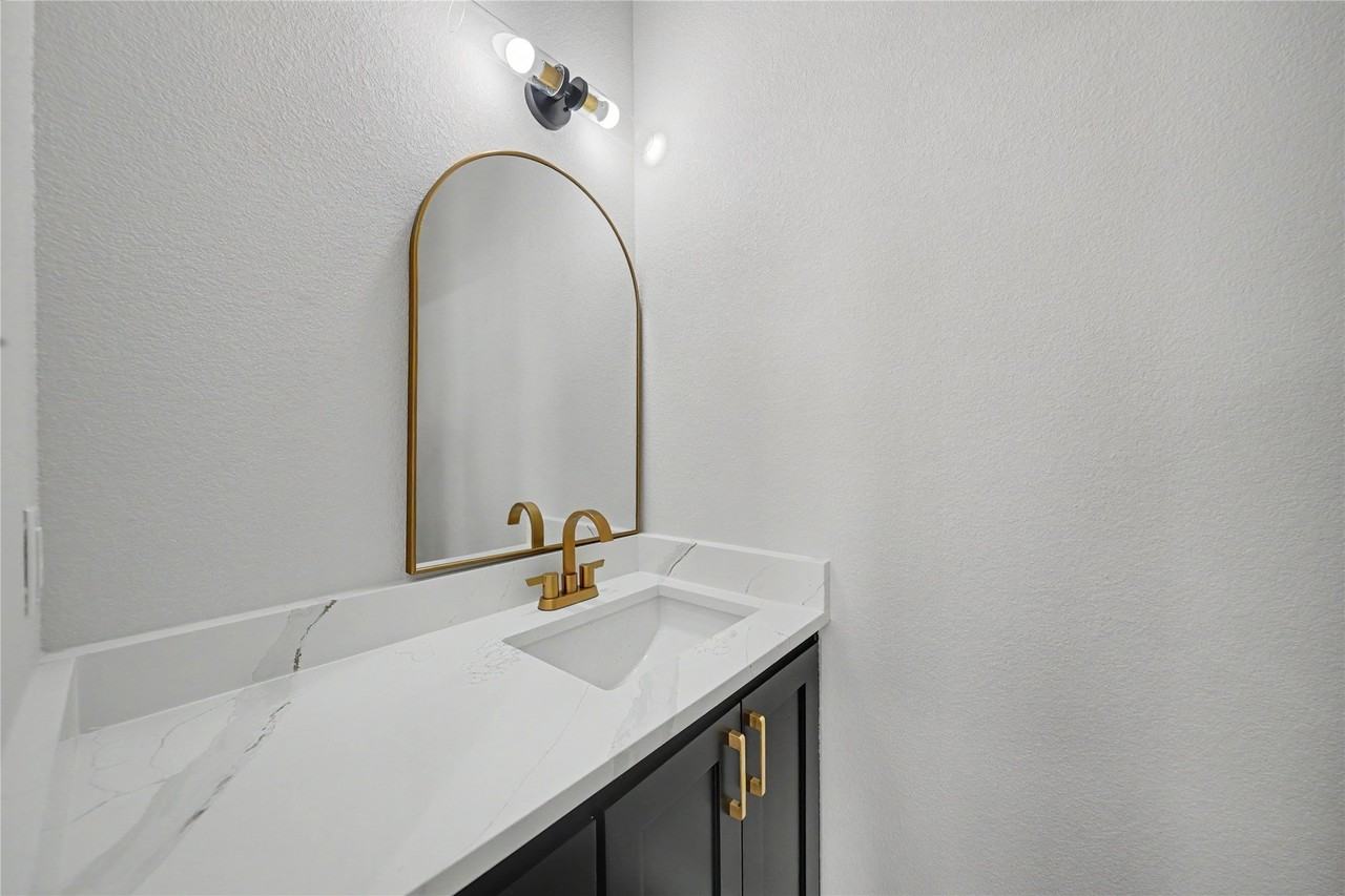 817 Stamps Ave - Photo 4 of 16