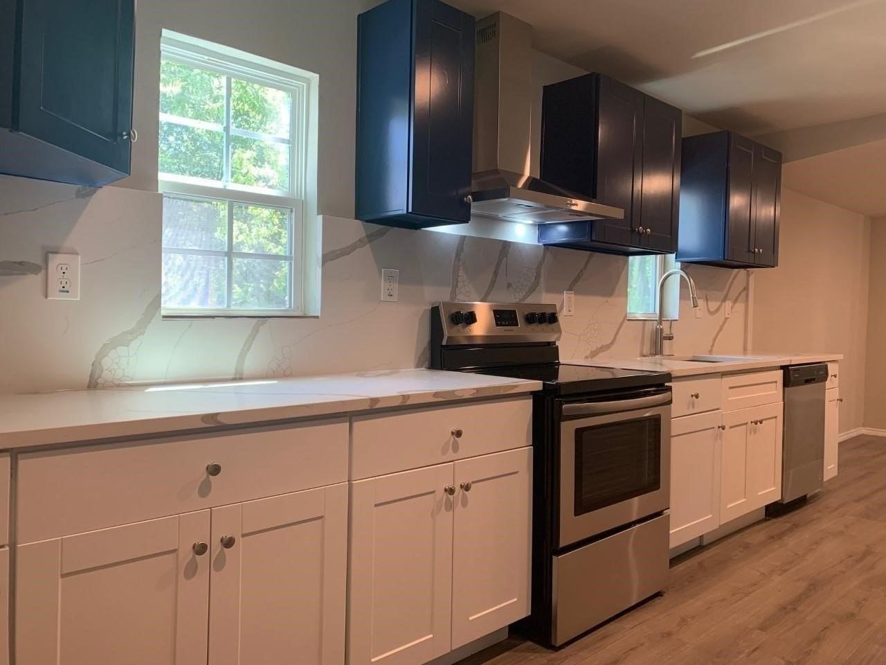 712 N Barrett Ave - Photo 3 of 24