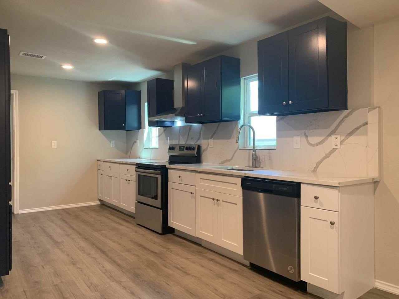 712 N Barrett Ave - Photo 4 of 24