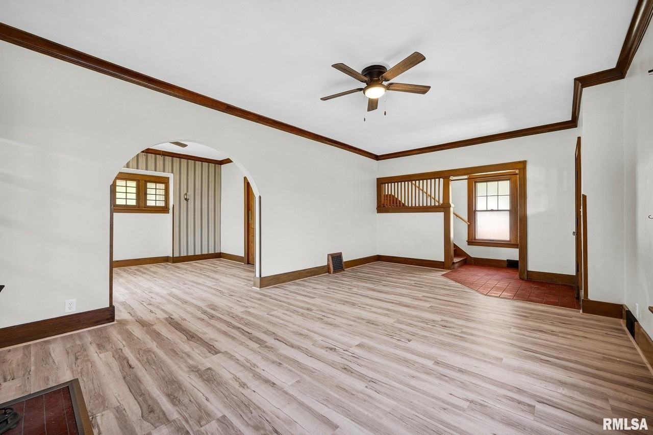 1113 N Summit Blvd - Photo 3 of 36