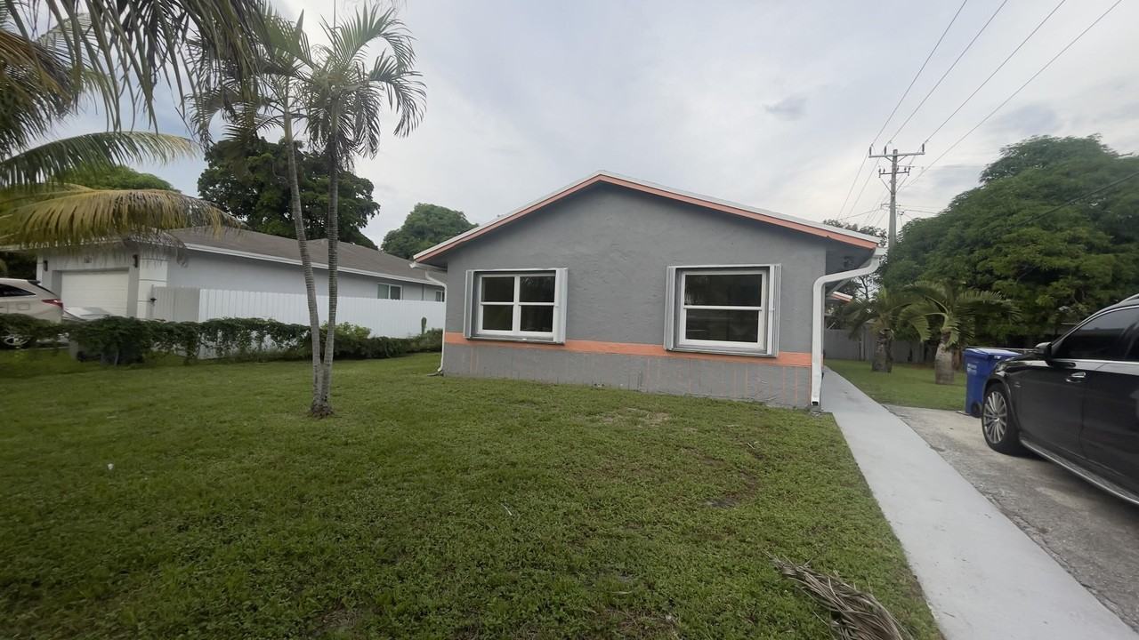 2691 Nw 8th St - Photo 2 of 10