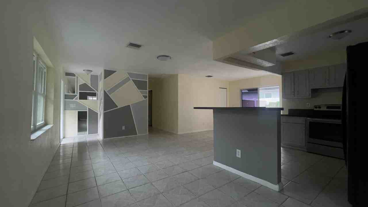2691 Nw 8th St - Photo 3 of 10