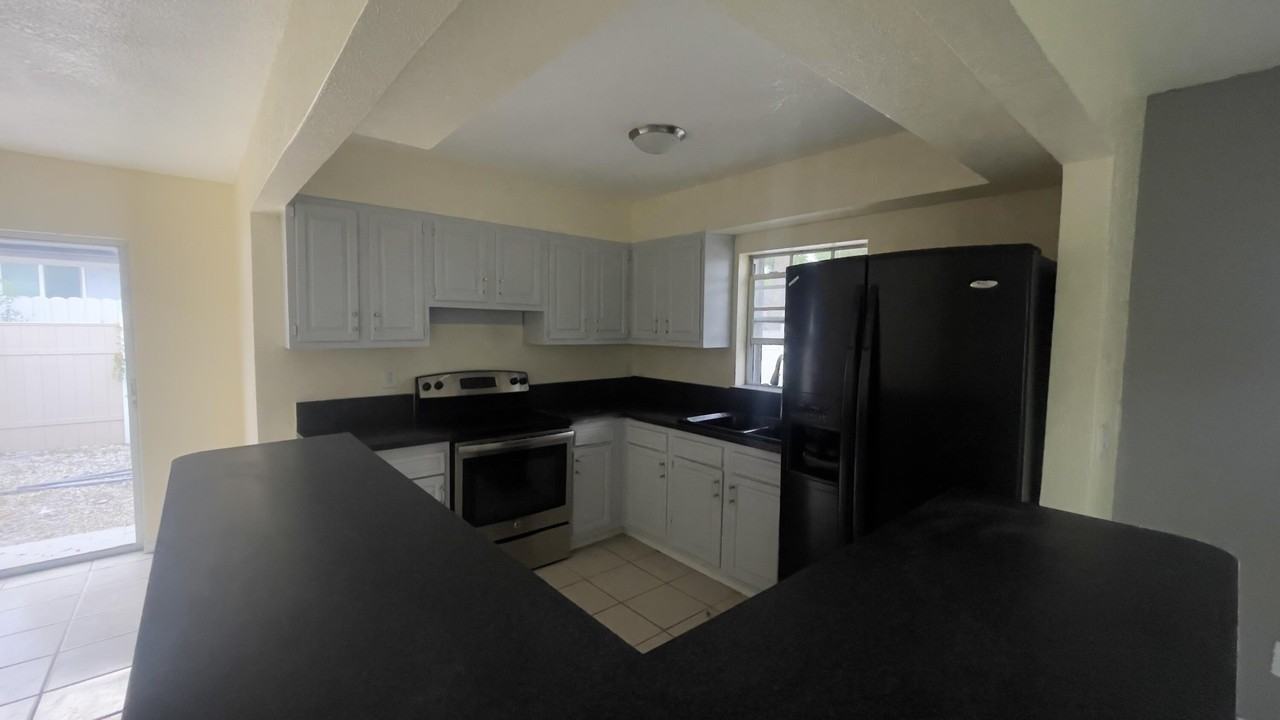 2691 Nw 8th St - Photo 4 of 10