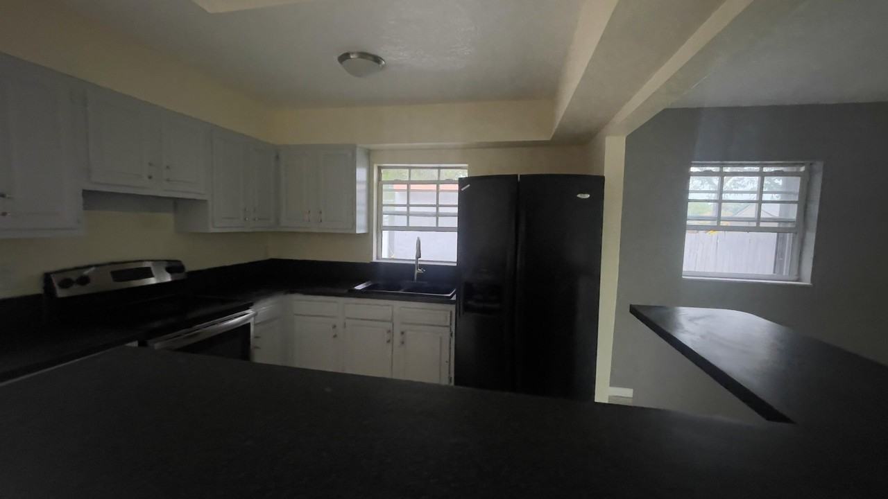 2691 Nw 8th St - Photo 5 of 10