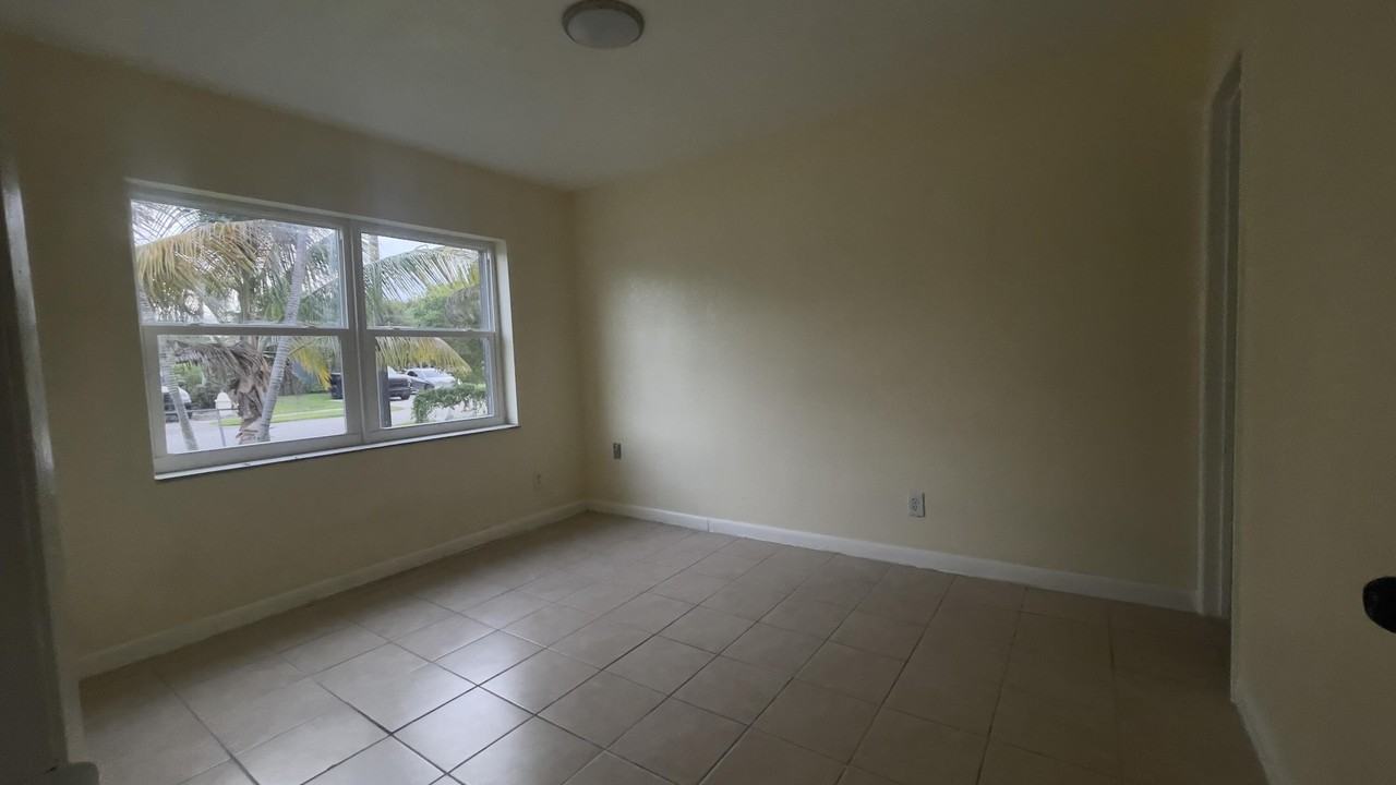2691 Nw 8th St - Photo 7 of 10