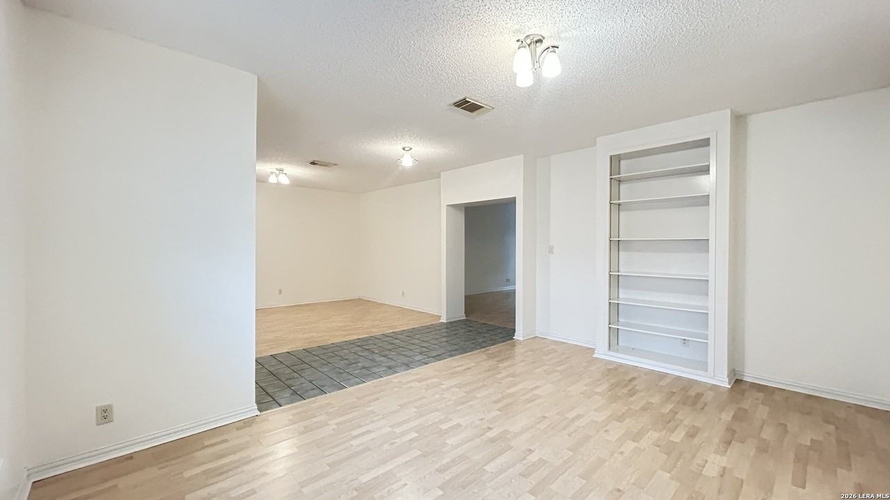2203 Opal Creek Dr - Photo 7 of 35