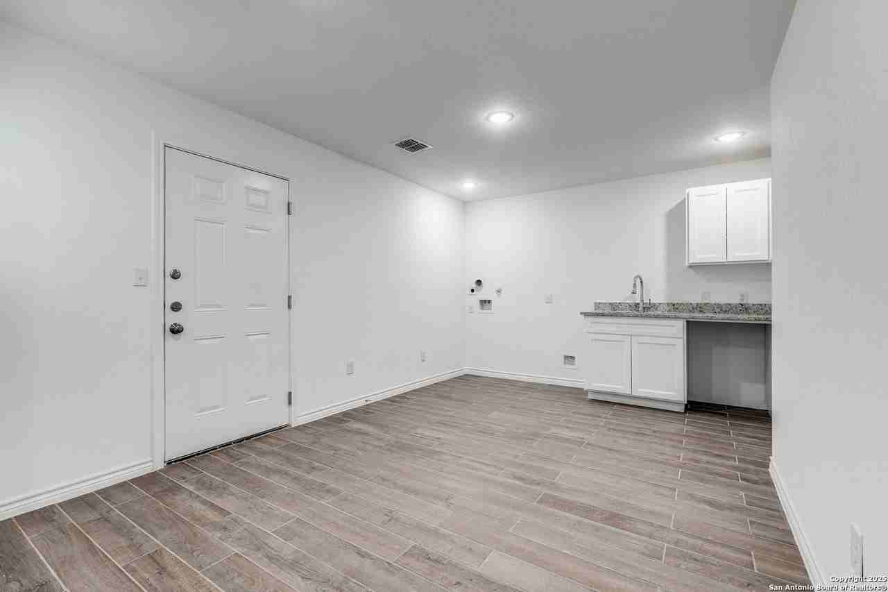 1835 W Poplar St #501 - Photo 5 of 25