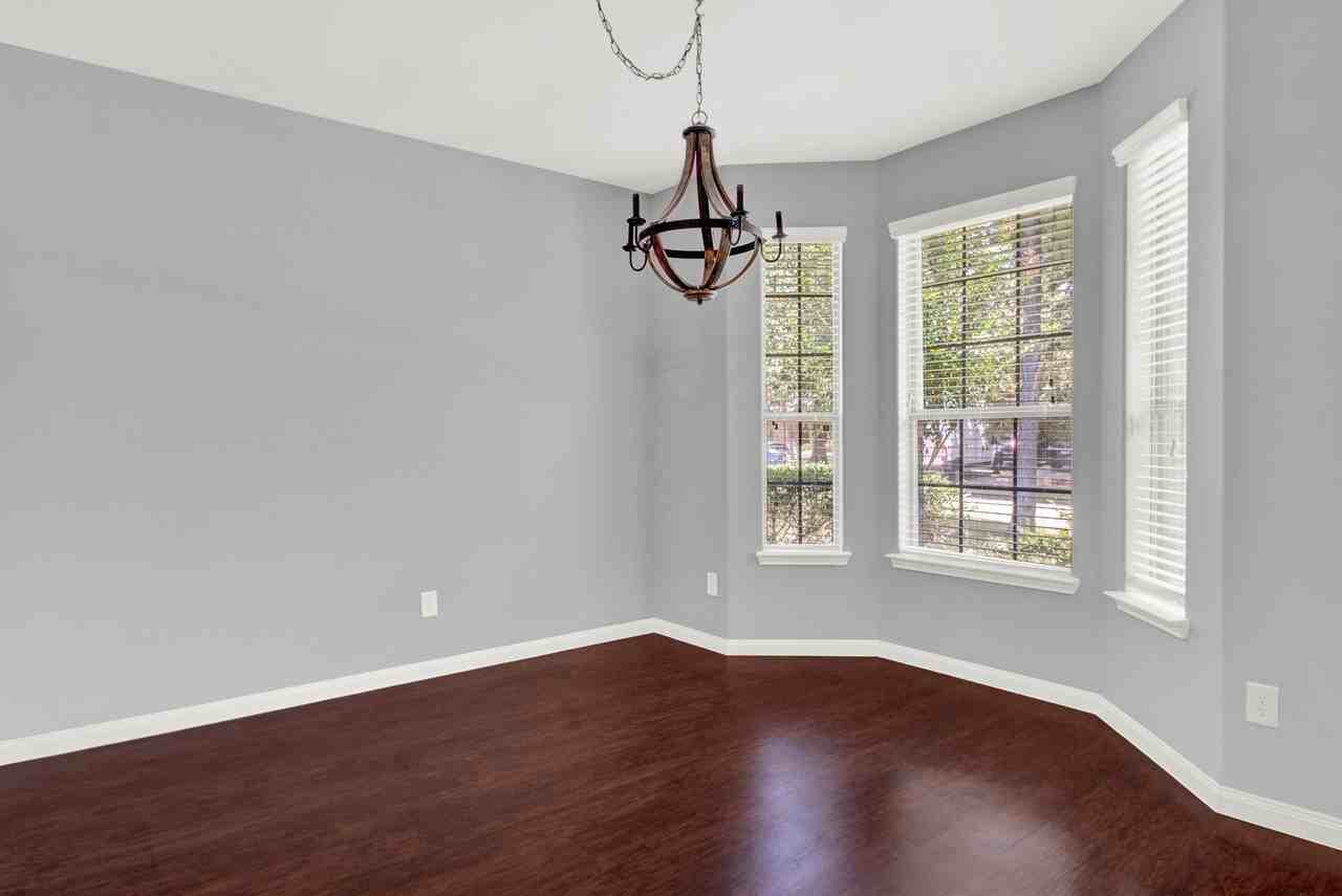 13425 Raintree Dr - Photo 4 of 31