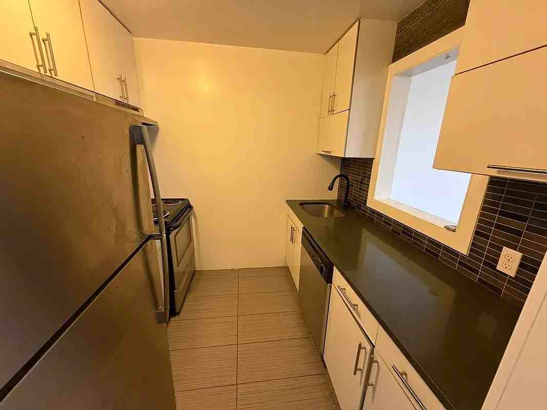 490 Ocean Parkway - Photo 3 of 8