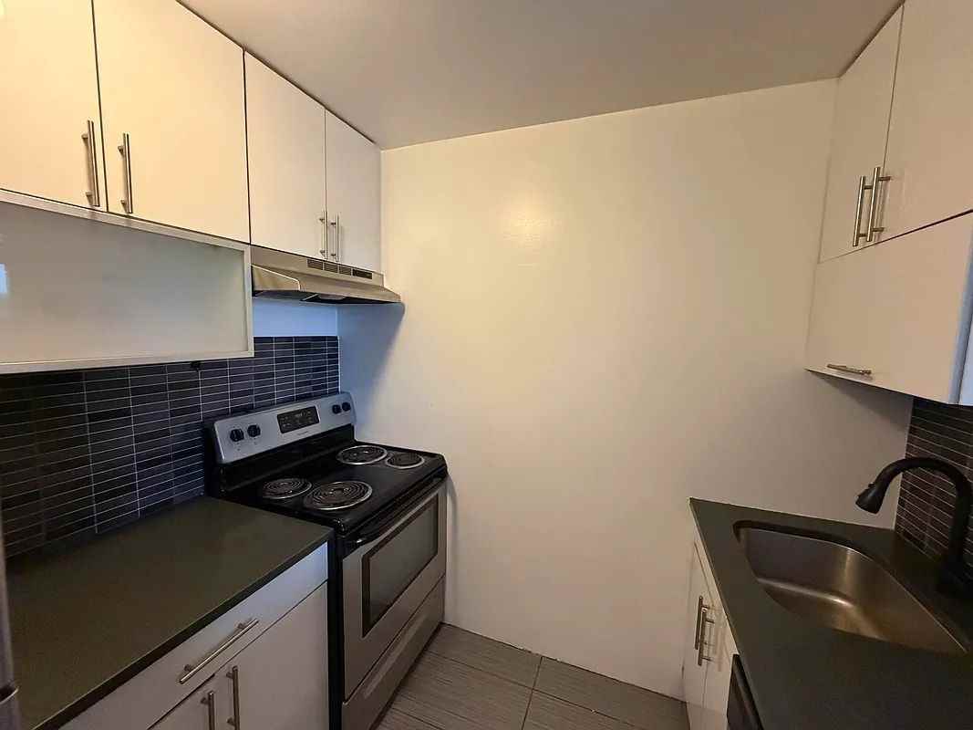 490 Ocean Parkway - Photo 4 of 8