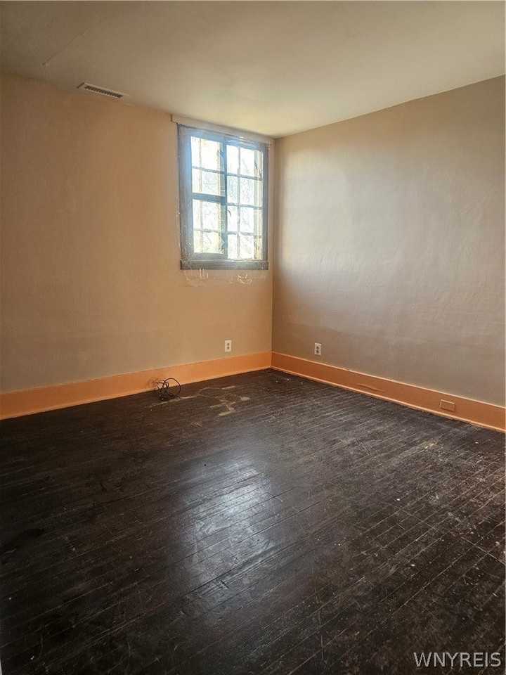 714 Buffalo Ave - Photo 3 of 4