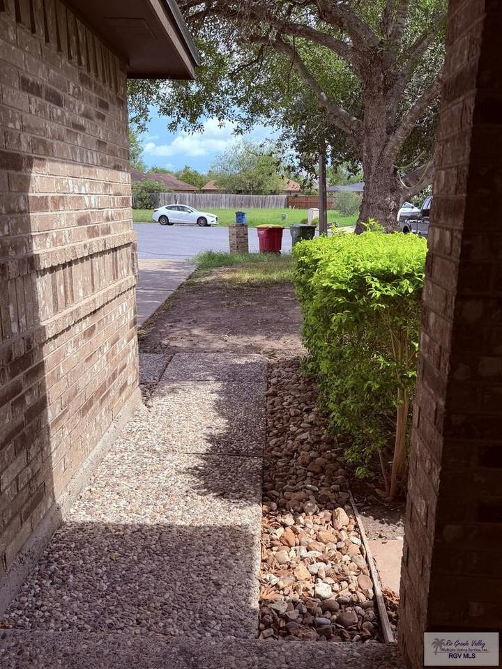 605 Torreon Dr - Photo 2 of 27