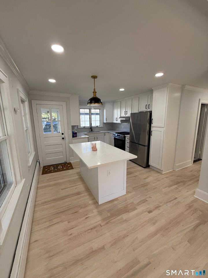 250 Jackson Ave - Photo 4 of 18