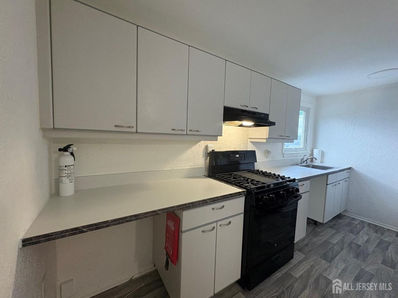 14 Barkalow St - Photo 4 of 28