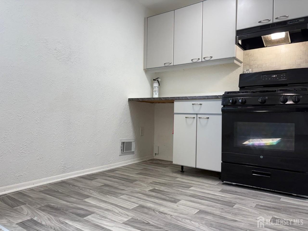 14 Barkalow St - Photo 5 of 28