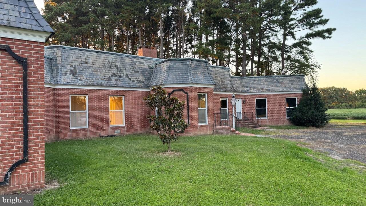 27041 Presquile Rd - Photo 2 of 24
