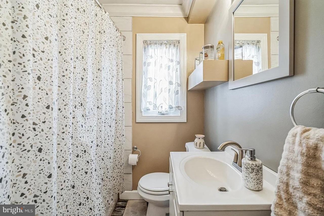 1133 Jefferson Ave - Photo 5 of 10