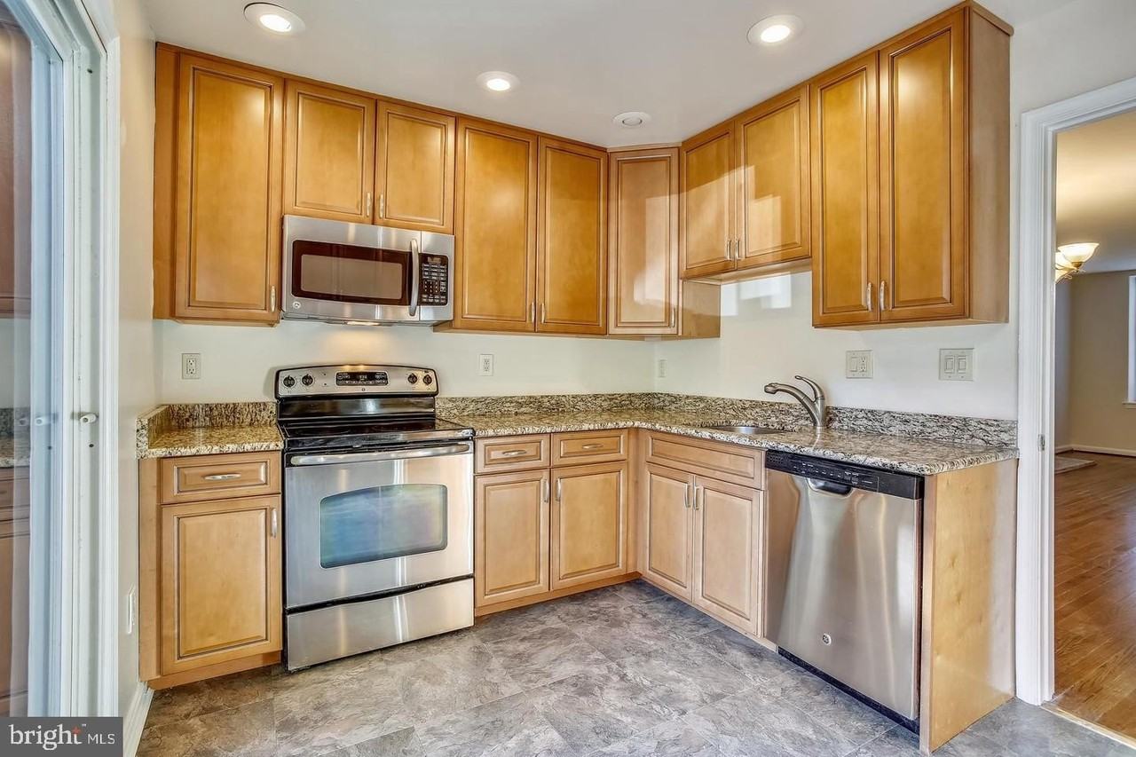 501 Colecroft Ct - Photo 7 of 35