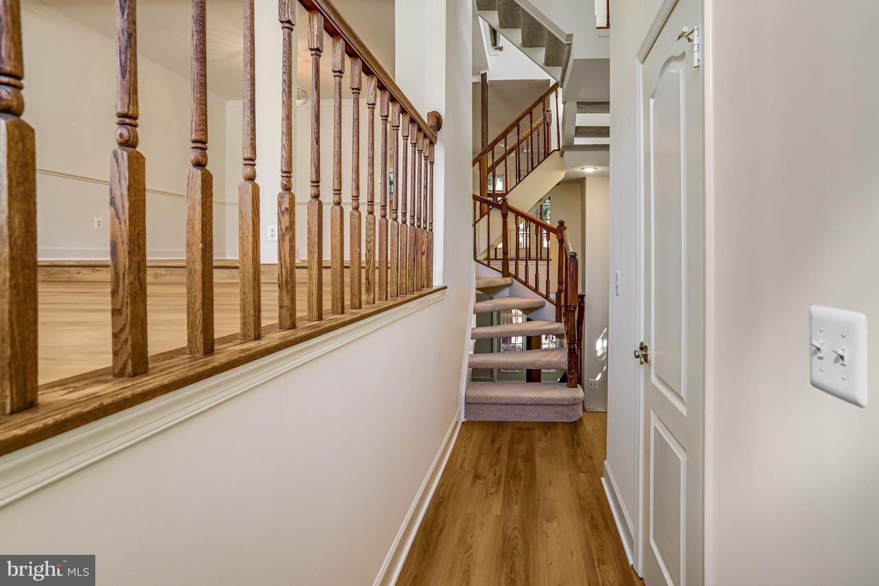 8042 Merry Oaks Ct - Photo 5 of 50