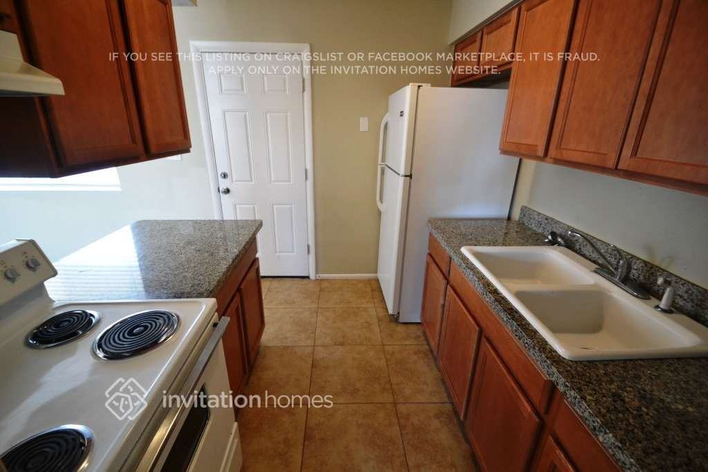 1113 E Winston Dr - Photo 5 of 13