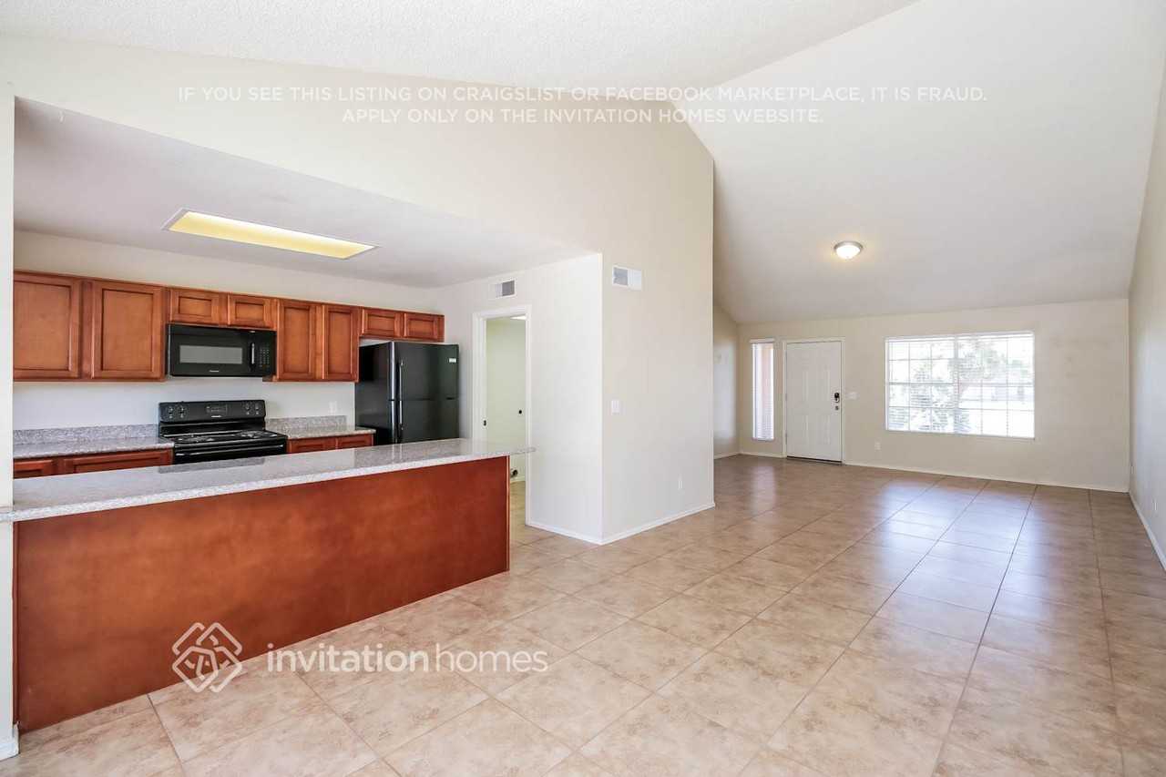 19001 N 46th Ave - Photo 4 of 21