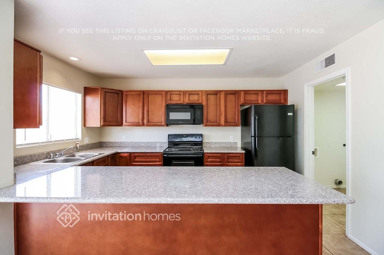 19001 N 46th Ave - Photo 5 of 21